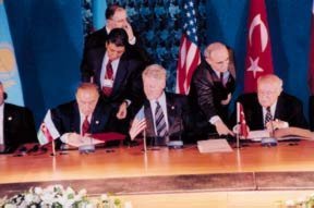 Heydar Aliyev signing Baku-Jeyhan pipeline in Istanbul OSCE Summit, 1999.