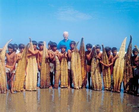 Thor Heyerdahl with Peruvian children