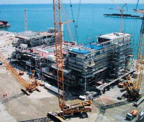 Living quarters being installed on the Central Azeri integrated deck.