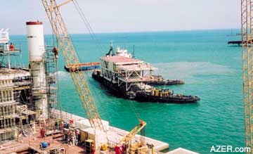 Arrival of drilling modules by transportation barges TNI-2 and TMI-6 at SPS for Central Azeri platform on August 28, 2003.