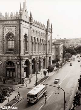 Below: So few cars! Communisticheskaya Street (now Istiglaliyyat Street, meaning Independence Street) on August 28, 1962.